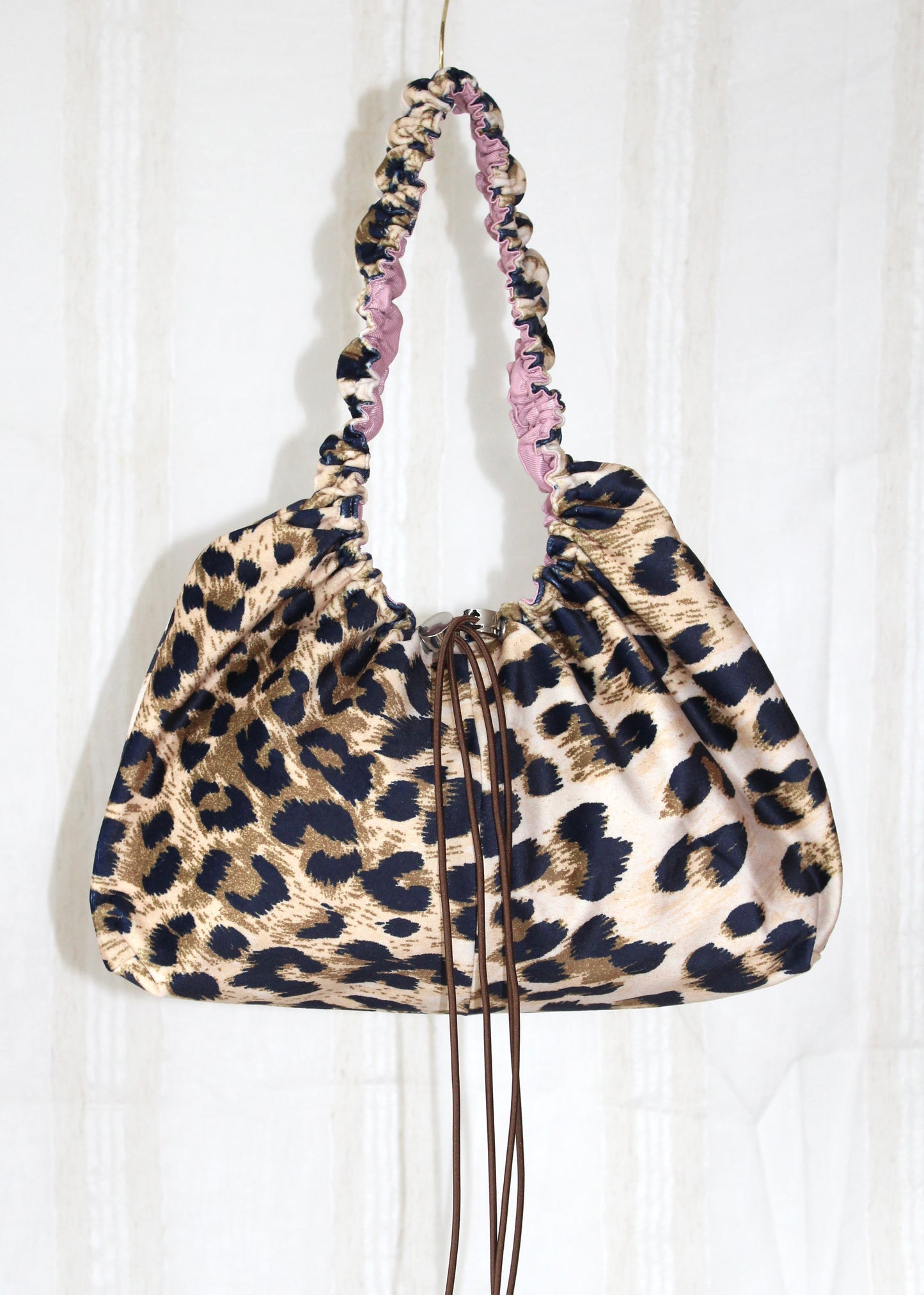 Light pink leo bag