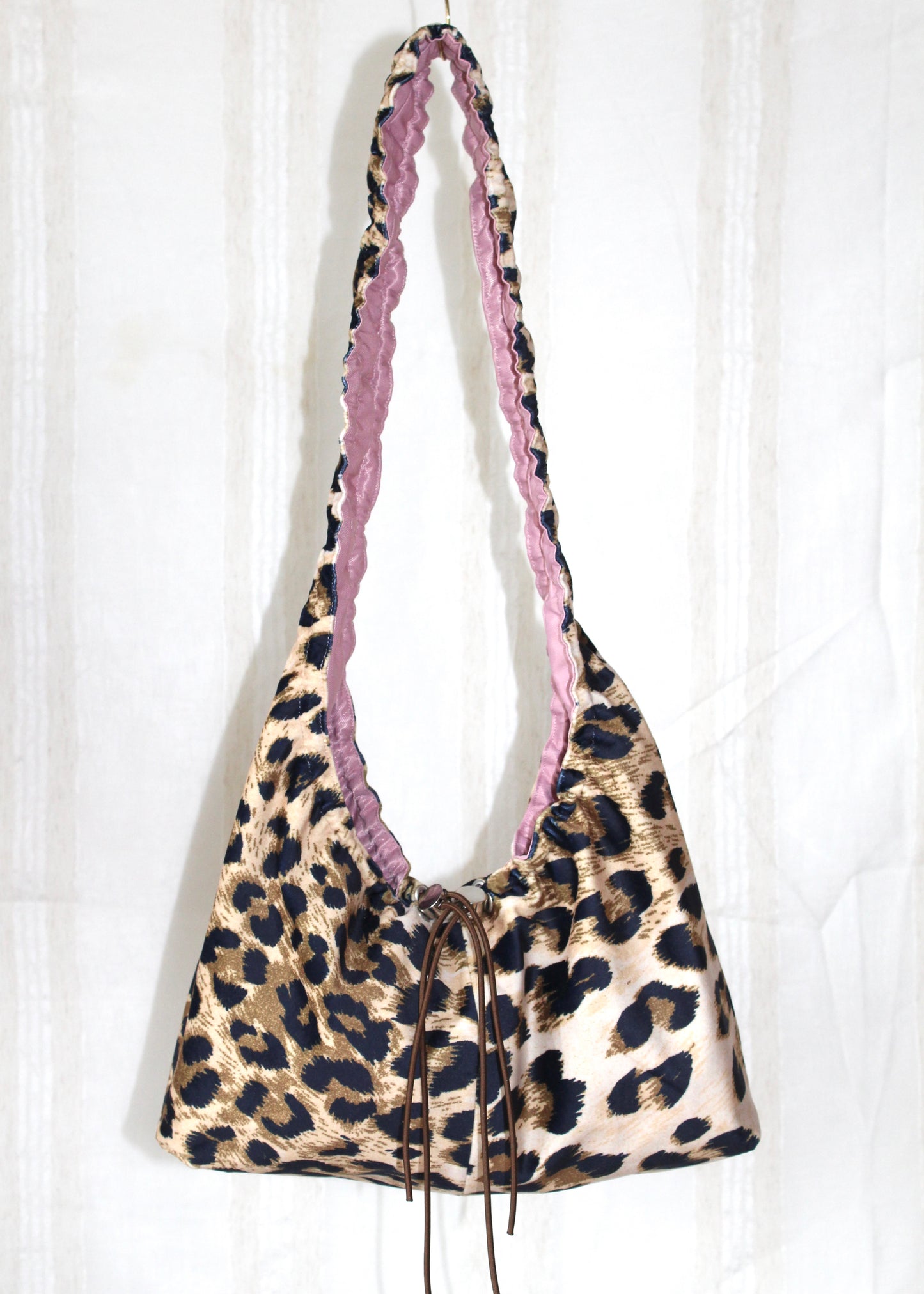 Light pink leo bag