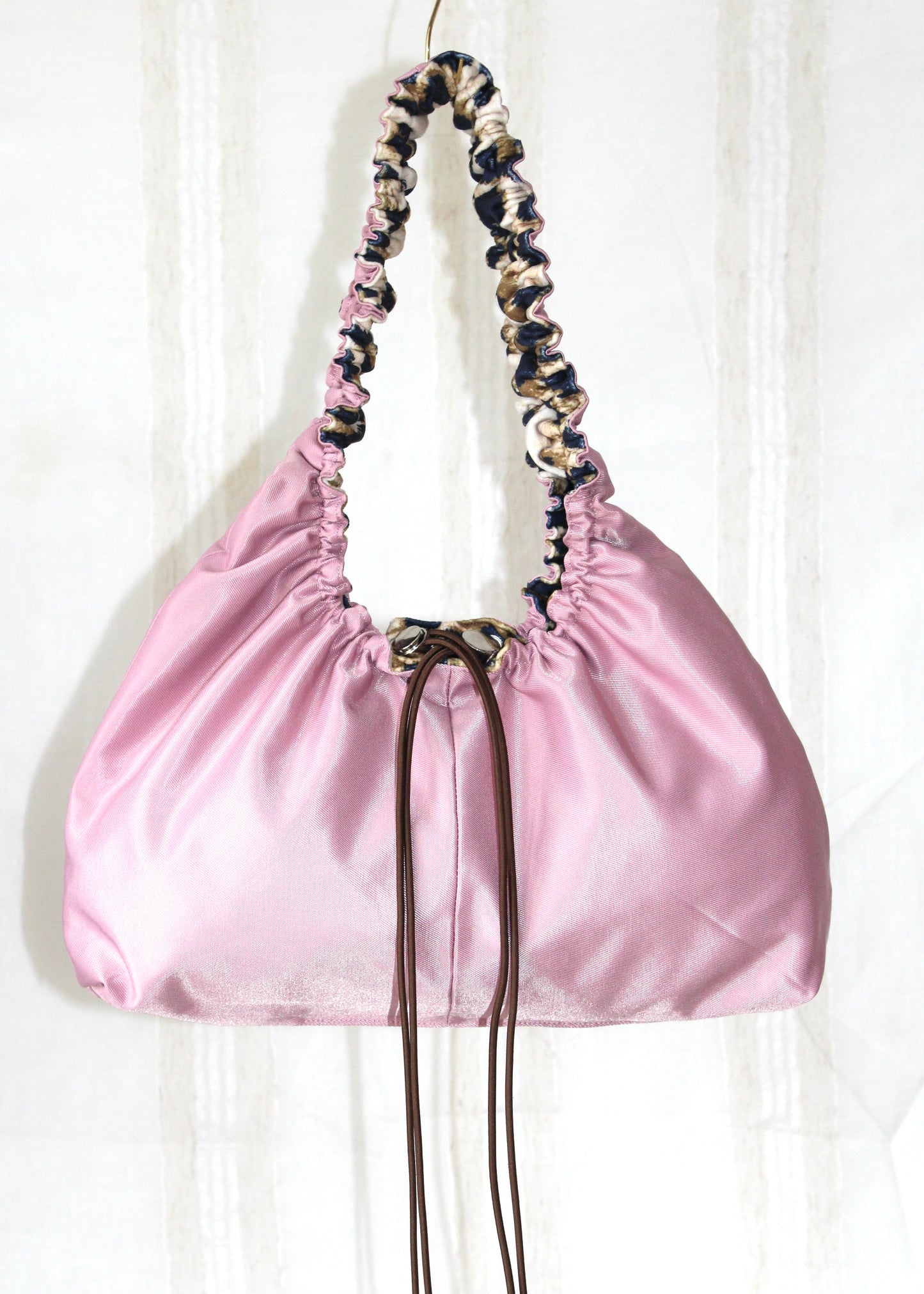 Light pink leo bag