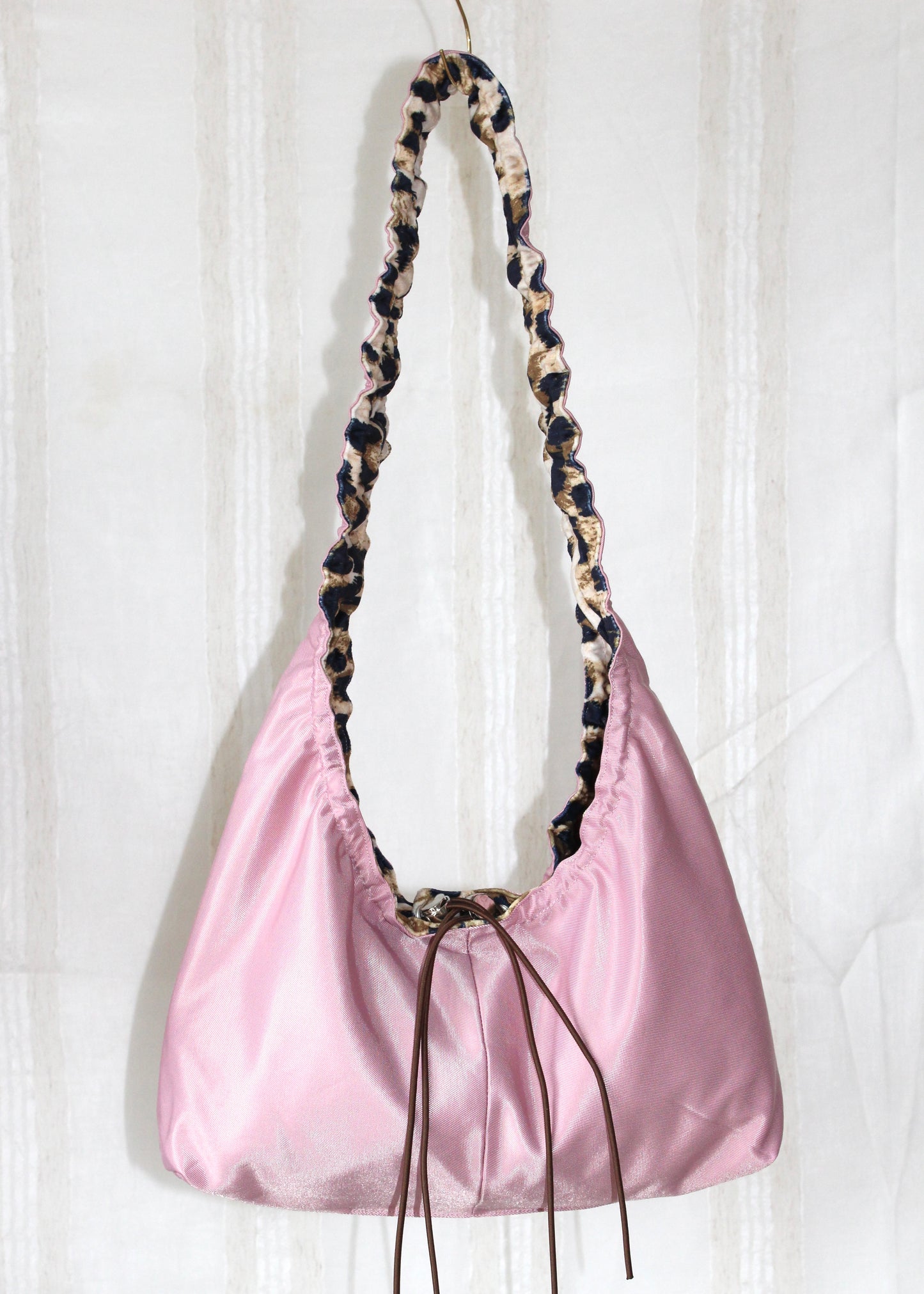 Light pink leo bag